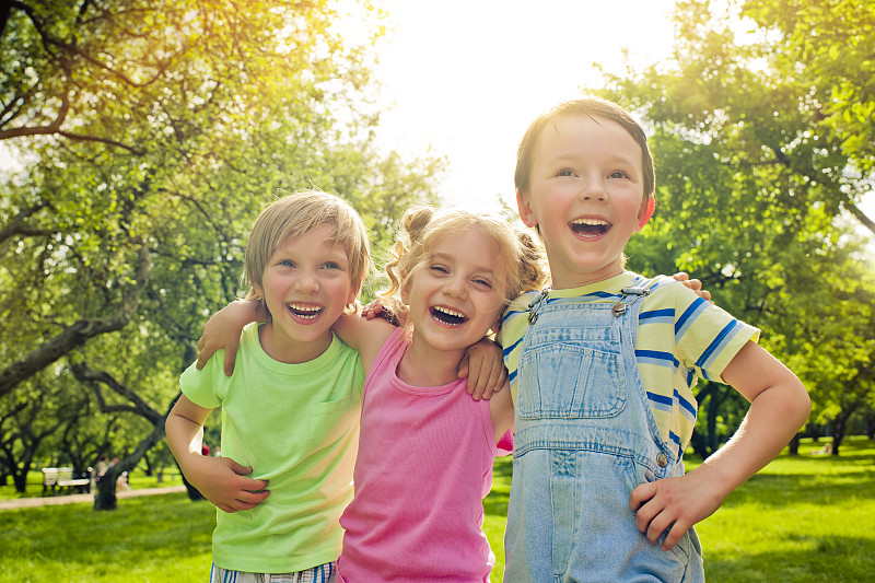 夏天有三个快乐的孩子图片下载
