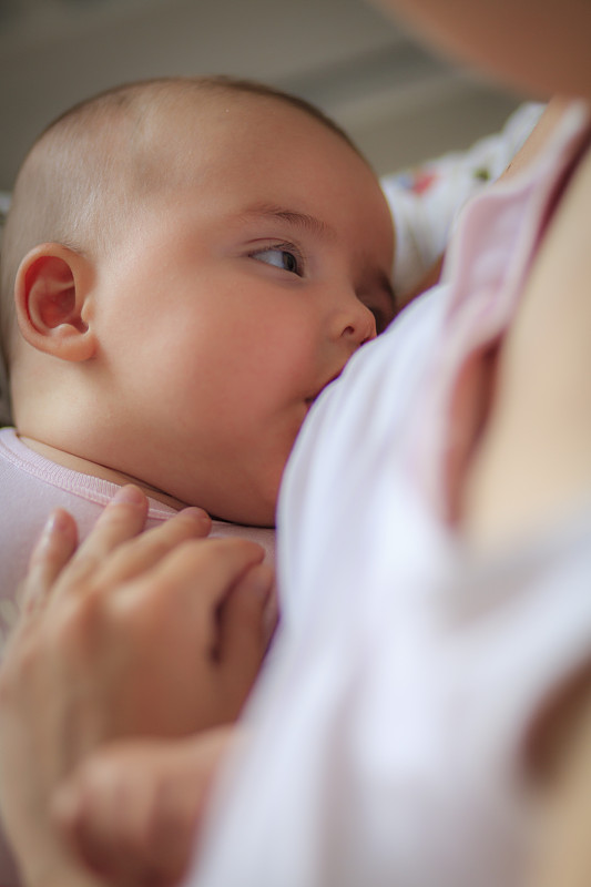 母乳喂养的婴儿图片下载