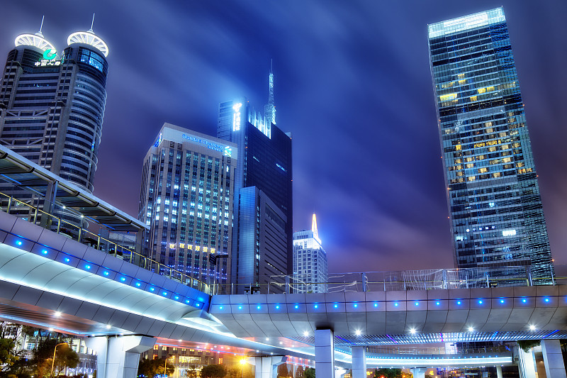上海，浦东，金融大厦和高架步道夜景图片下载