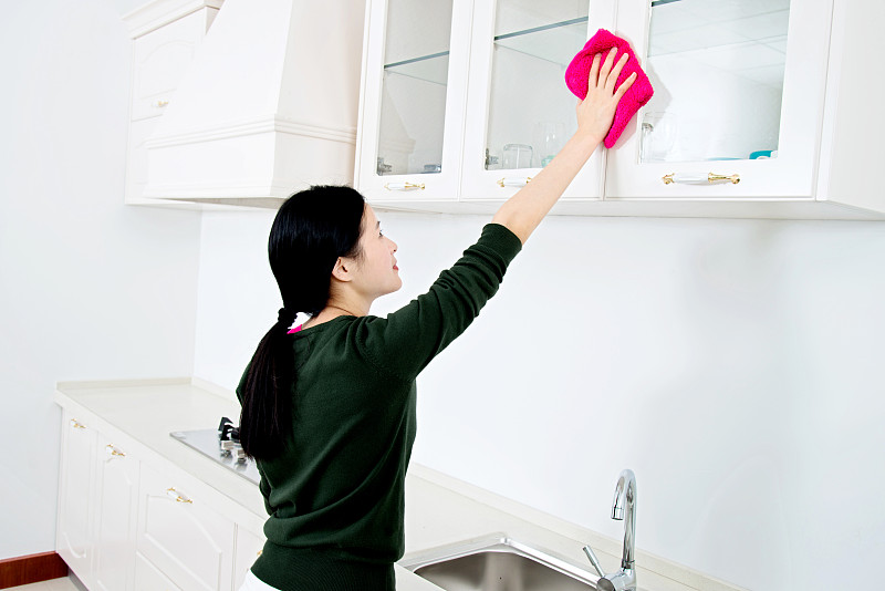 亚洲家庭主妇在打扫厨房图片下载