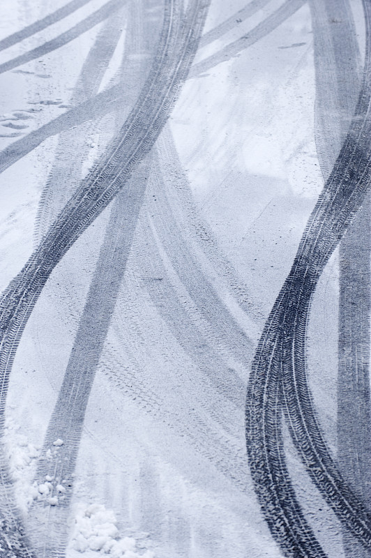 冬天汽车在雪地上留下轮胎印图片素材