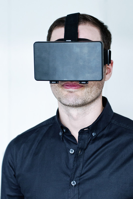 男人的肖像戴着一套黑色的VR眼镜图片下载
