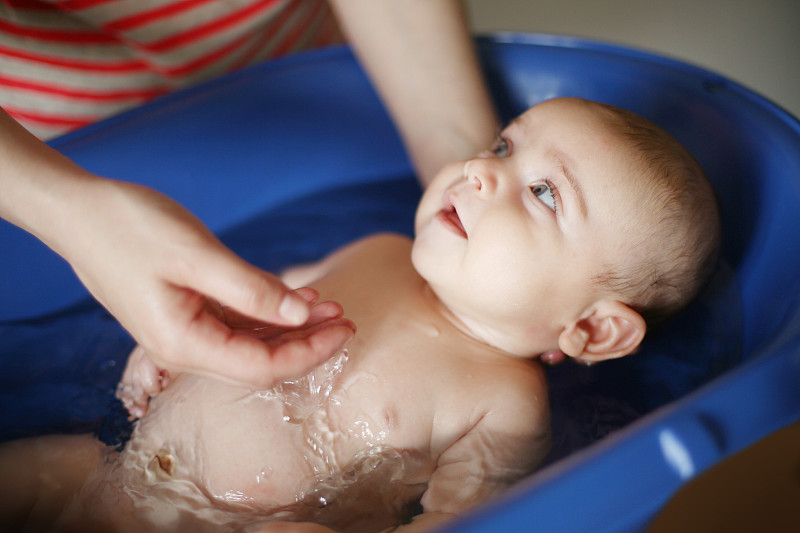 一个两个月大的婴儿在洗澡图片下载