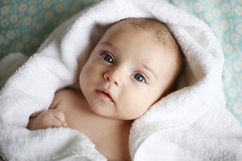 一个2个月大的男婴的肖像图片下载