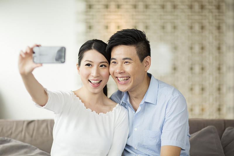 一对中国夫妇用智能手机自拍图片下载