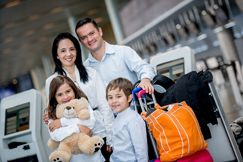 家人在机场图片下载