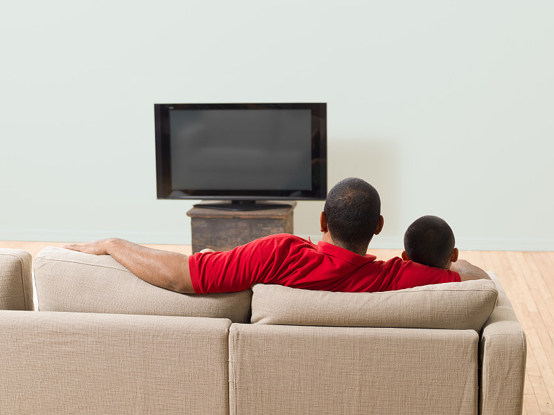 父亲和儿子在客厅看电视图片下载