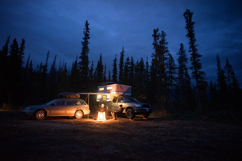 加拿大亚伯达省班夫国家公园冰原路上的露营图片素材