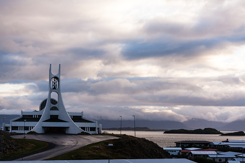 Stykkisholmskirkja(1990)，众多冰岛教堂之一。图片素材