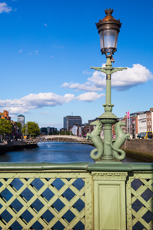 爱尔兰都柏林市的格拉坦桥图片素材