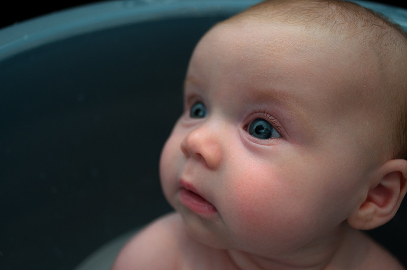 沐浴中的婴儿(2个月)图片下载