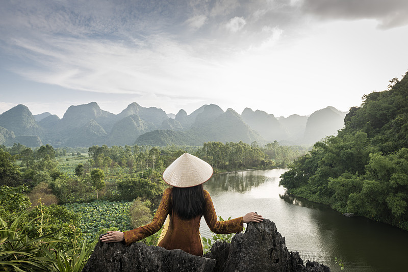越南女人站在山前的山顶上图片下载