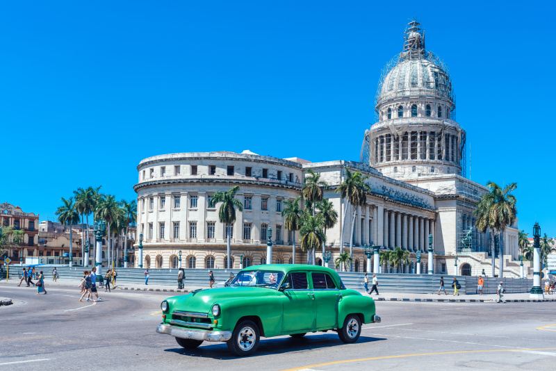 哈瓦那大街上的一辆绿色美国车图片下载