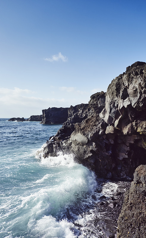 西班牙加那利群岛兰萨罗特岛崎岖海岸上的海浪图片下载