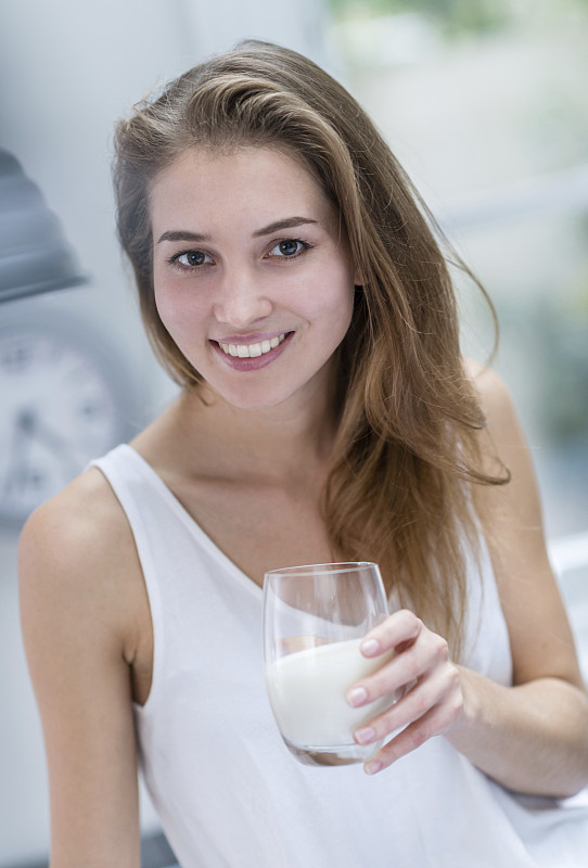 女人喝牛奶图片下载