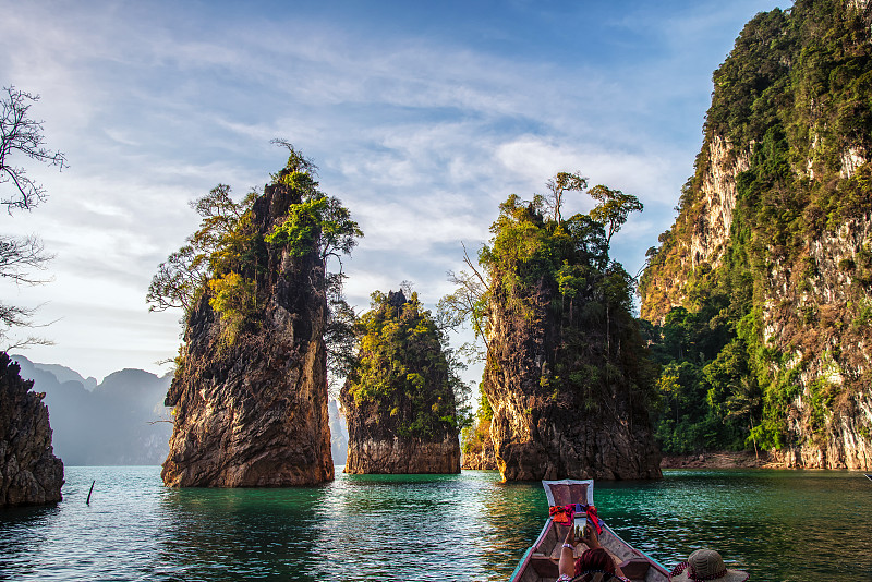 泰国苏拉塔尼Khao Sok国家公园的周兰湖的三块岩石图片下载