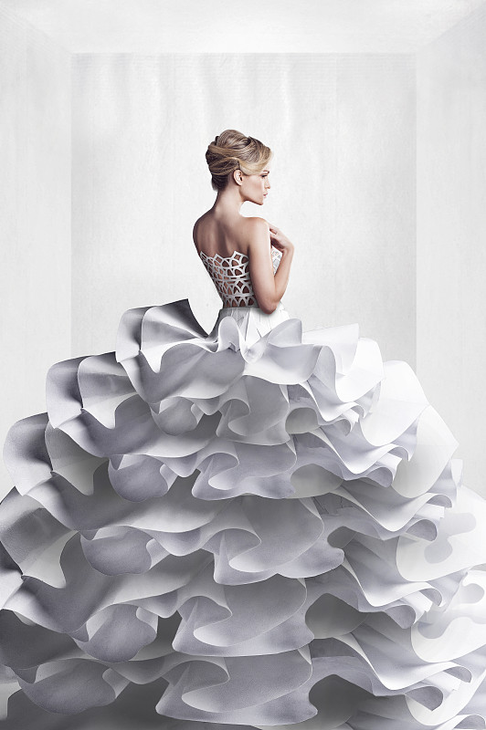 美丽的女士在白纸工艺婚纱图片下载