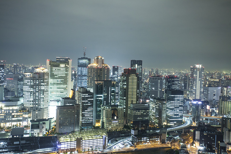 日本大阪天空塔的全景夜景图片下载