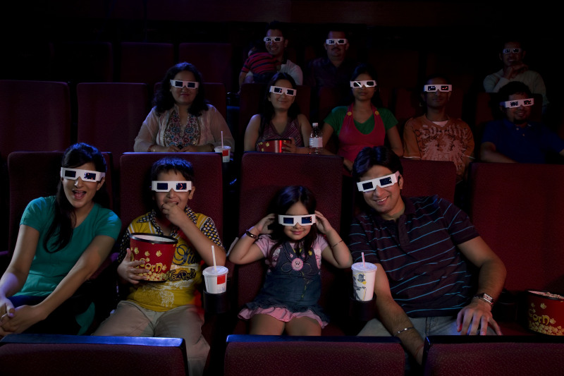 人们戴着3D眼镜看电影图片素材