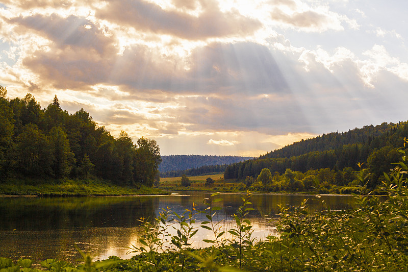 View of sunbeams over river landscape, Sarsy village, Sverdlovsk Region, Russia图片下载