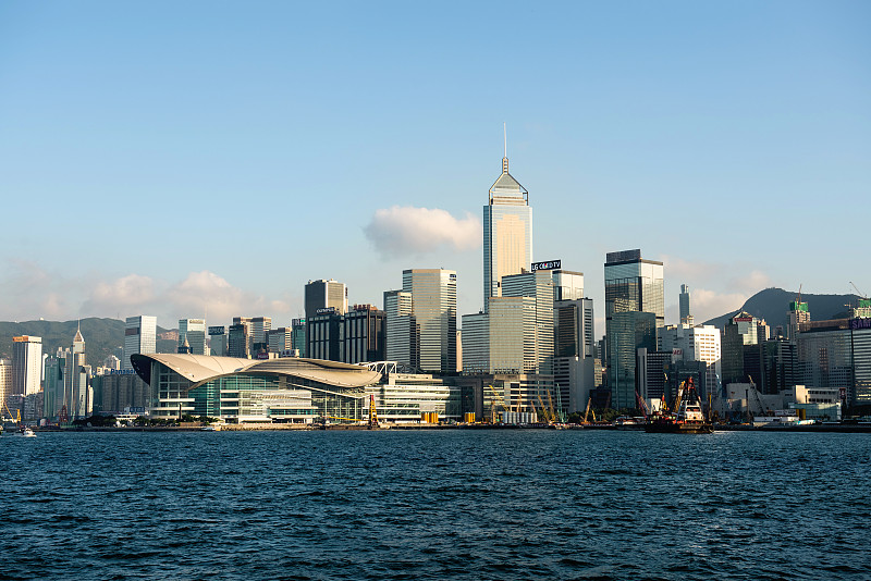 中国，香港，天际线与歌剧院大剧院在前景图片下载