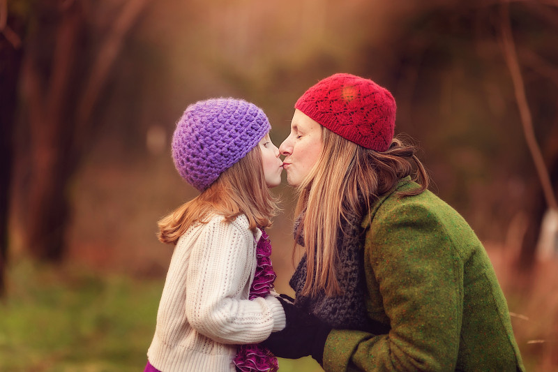 母亲和女儿互相亲吻图片下载