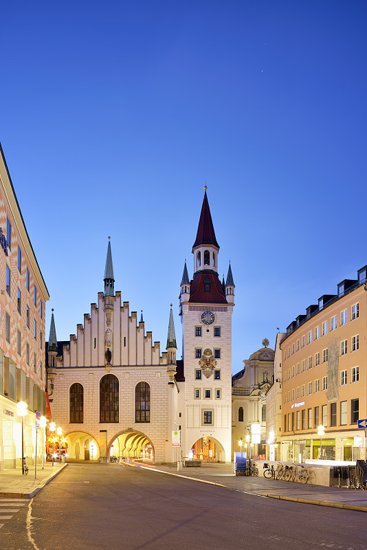 德国，巴伐利亚，慕尼黑，阿尔茨塔特-勒赫尔，玩具博物馆的老市政厅塔楼在晚上图片下载