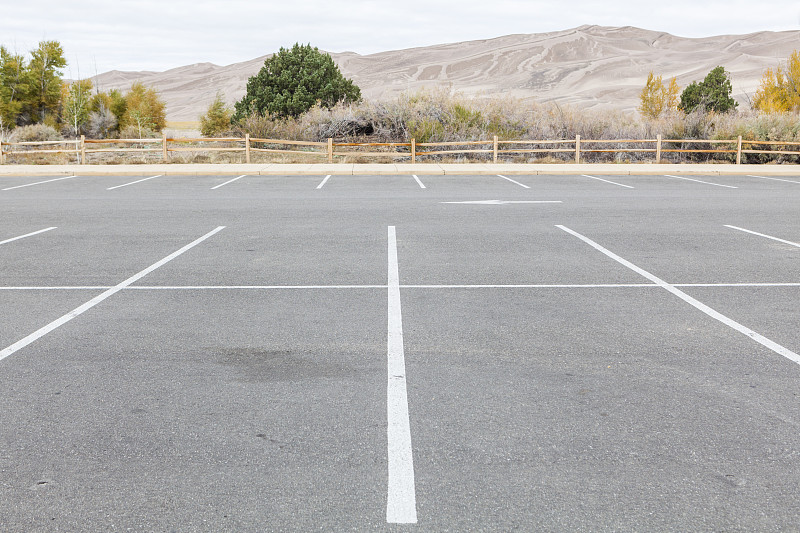 政府关闭期间，科罗拉多州大沙丘国家公园的一个空停车场。图片下载