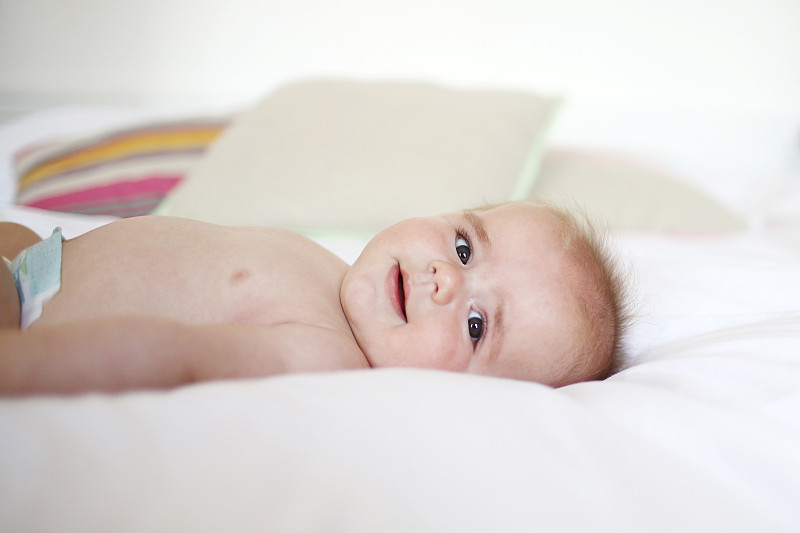 一个6个月大的男婴微笑着图片下载