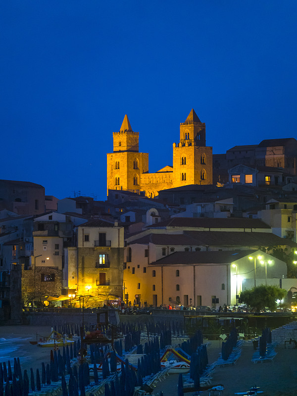 意大利，西西里岛，Cefalu, Cefalu大教堂的夜景图片下载