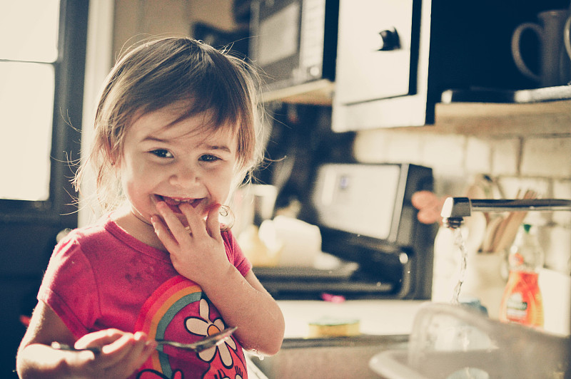 小女孩在厨房微笑。图片下载