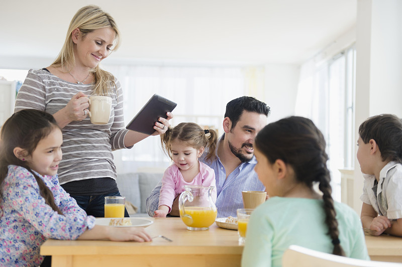 白人家庭在餐桌上吃早餐图片下载