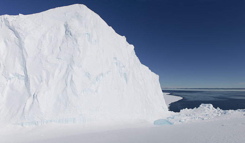 冰山在浮冰边缘。图片下载