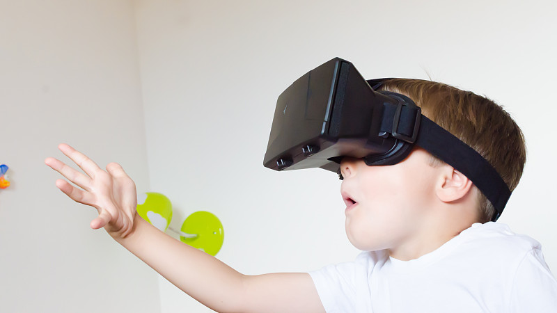 小男孩使用VR头盔图片下载