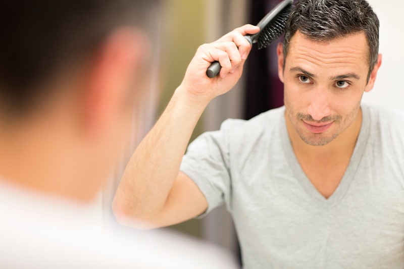 中年男人，照镜子，梳头发图片下载