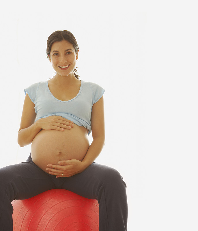 孕妇坐在健身球上图片下载