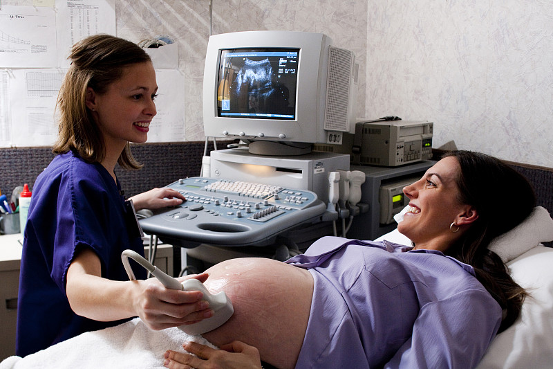 正在做超声波检查的孕妇图片素材