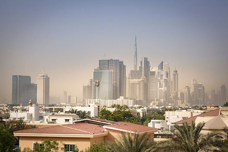 阿拉伯联合酋长国，迪拜，迪拜市中心的天际线在轻微的沙尘暴图片下载