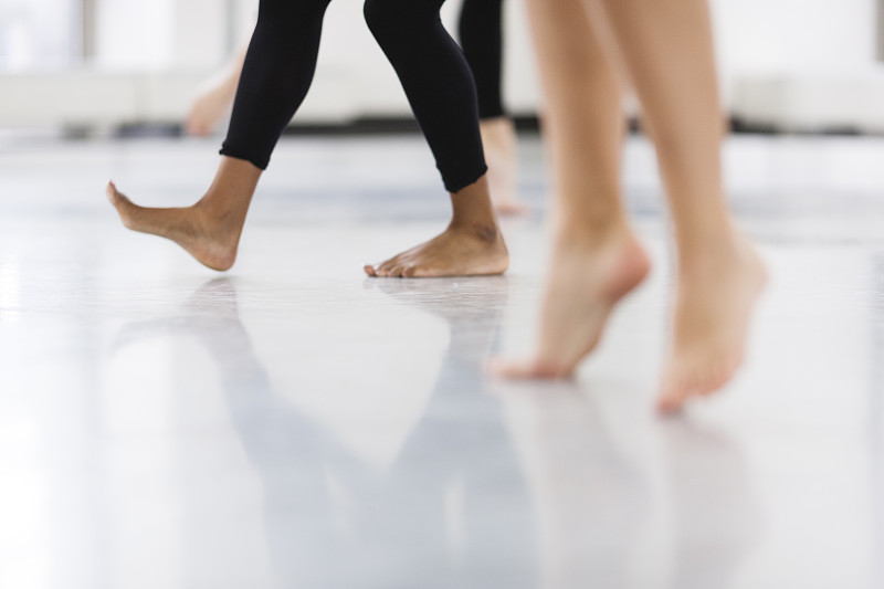腿和光脚的年轻女子舞者跳舞图片下载