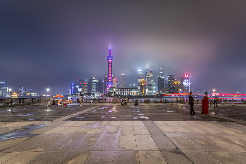 中国，上海，浦东天际线和外滩长廊的夜晚图片下载