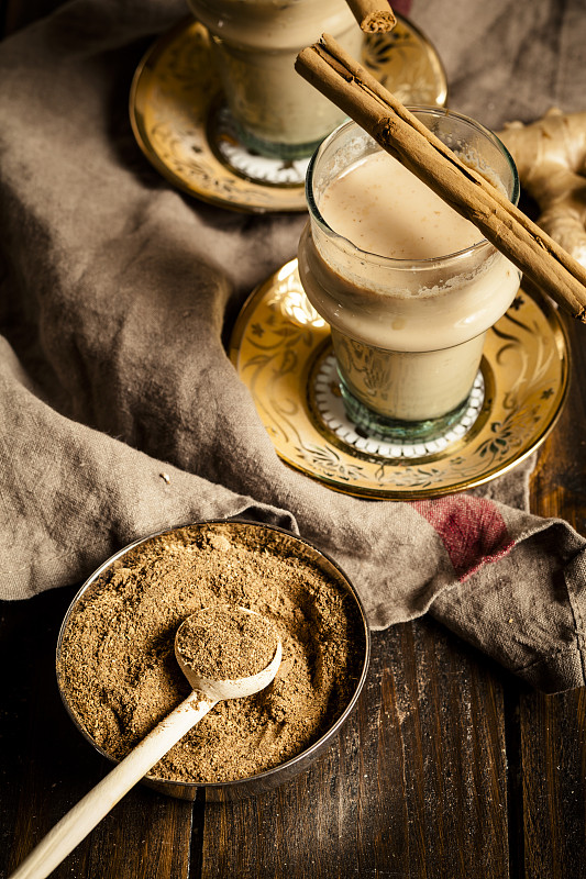 印度茶配上香料和自制的印度茶马沙拉粉，黑胡椒，豆蔻，肉桂，姜，丁香，肉豆蔻图片下载