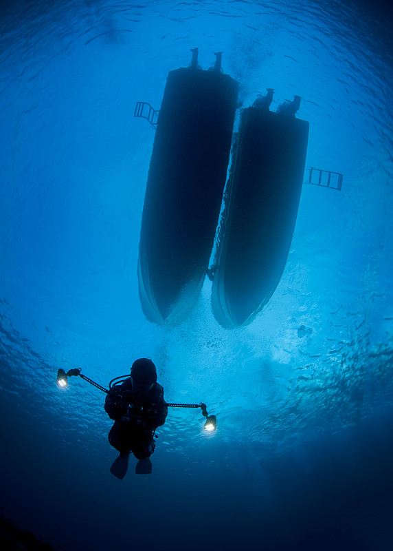 帕劳，带灯的水肺潜水员图片下载