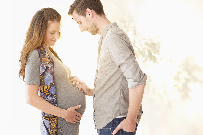 一个和男朋友牵着手的孕妇图片下载