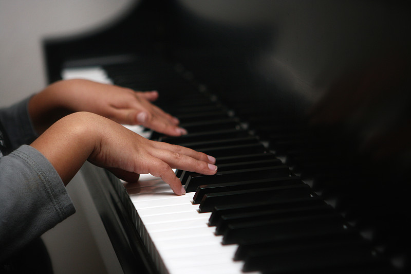 小孩子学弹钢琴图片下载