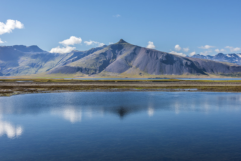 冰岛有云和水的巨大山脉图片素材