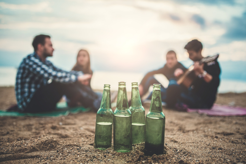 沙滩派对，啤酒瓶和吉他朋友图片素材