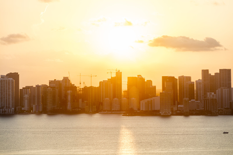 日落时分，空中俯瞰迈阿密市中心图片下载