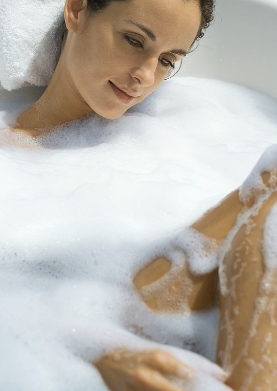 洗泡泡浴的女人图片下载