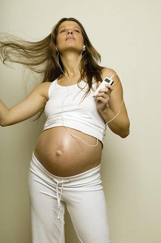 一个带着MP3的孕妇，特写图片下载