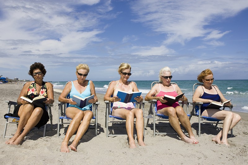 在沙滩上阅读的女人图片素材